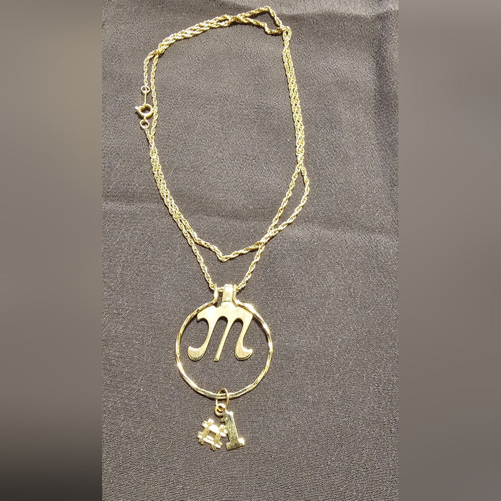 Avon 11.5 Inch Twisted Gold Tone Chain With Initial Gold Tone M